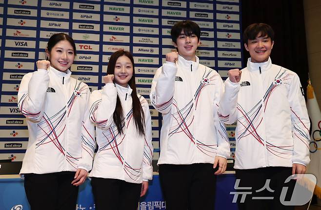 피겨스케이팅 이해인(왼쪽부터), 신지아, 차준환, 김현겸이 7일 충북 진천선수촌 챔피언하우스에서 열린 2026 밀라노코르티나동계올림픽대회 D-30 미디어데이에서 기념촬영을 하고 있다. 2026.1.7/뉴스1 ⓒ News1 김성진 기자