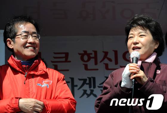 2012년 4월 6일 당시 새누리당 박근혜 중앙선대위원장이  서울 동대문구 전농동로터리에서 동대문을 홍준표 후보 지지를 호소하고 있는 모습. ⓒ 뉴스1 DB
