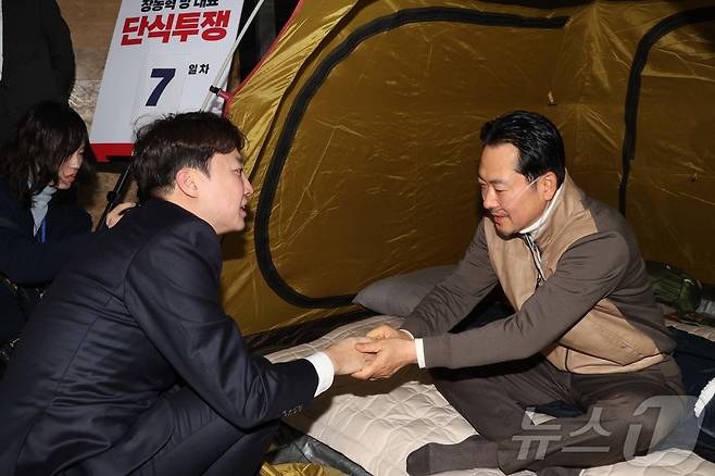 이준석 개혁신당 대표가 21일 서울 여의도 국회 로텐더홀에서 단식투쟁 일주일째를 맞은 장동혁 국민의힘 대표의 농성장을 찾아 대화를 하고 있다. (공동취재) 2026.1.21/뉴스1 ⓒ News1 신웅수 기자