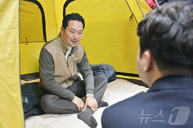 이준석 개혁신당 대표가 21일 오전 국회 로텐더홀에서 단식 7일차인 장동혁 국민의힘 대표를 방문하고 있다. (공동취재) 2026.1.21/뉴스1 ⓒ News1 신웅수 기자