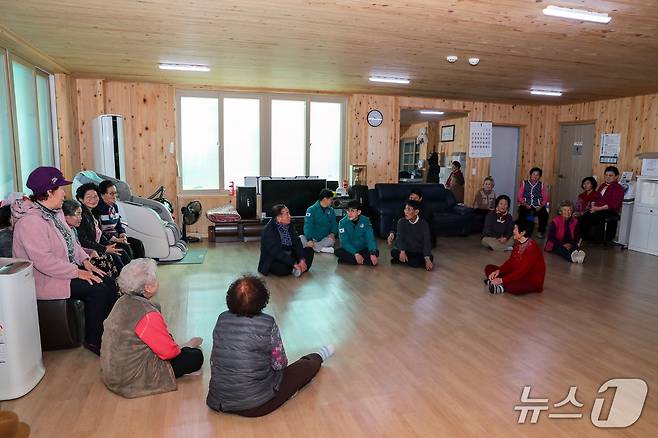 황침현 부시장과 관계 공무원들이 경로당을 방문해 안부 확인 및 난방시설 이상 유무를 확인하고 있다.(당진시 제공. 재판매 및 DB금지)2026.1.21/뉴스1