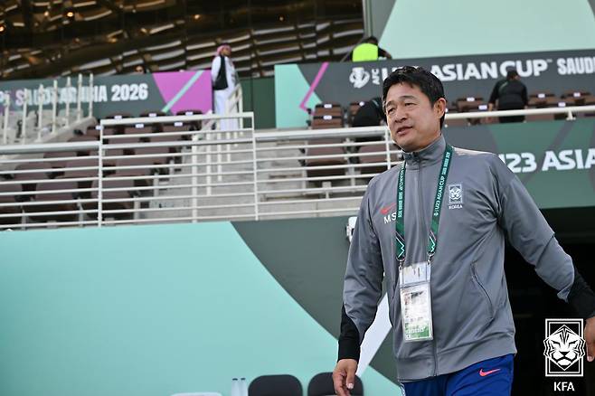 20일(한국시간) 사우디아라비아 제다의 킹 압둘라 스포츠 시티 홀 스타디움에서 열린 2026 아시아축구연맹(AFC) 23세 이하(U-23) 아시안컵 한국과 일본의 4강전에서 대한민국 이민성 감독이 피치로 향하고 있다. (대한축구협회 제공. 재판매 및 DB 금지) 2026.1.20/뉴스1