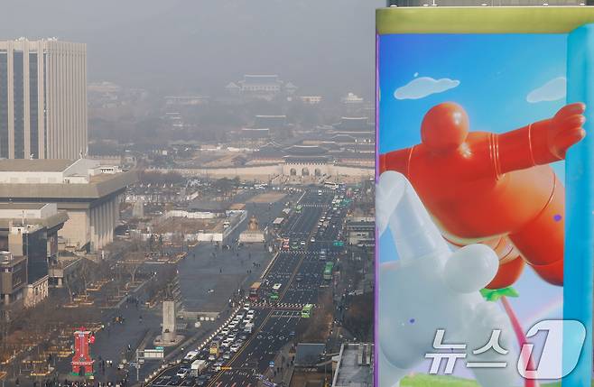 서울 종로구 광화문광장, 경복궁, 청와대 일대가 뿌연 가운데 광고판의 하늘색 배경과 대조를 이루고 있다. 2026.1.16/뉴스1 ⓒ News1 안은나 기자