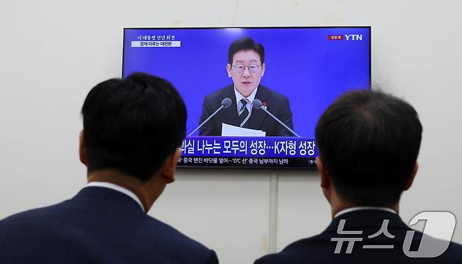 더불어민주당 정청래 대표와 한병도 원내대표를 비롯한 지도부가 21일 서울 여의도 국회 당대표실에서 이재명 대통령 신년 기자회견 생중계를 지켜보고 있다. ⓒ News1 국회사진기자단