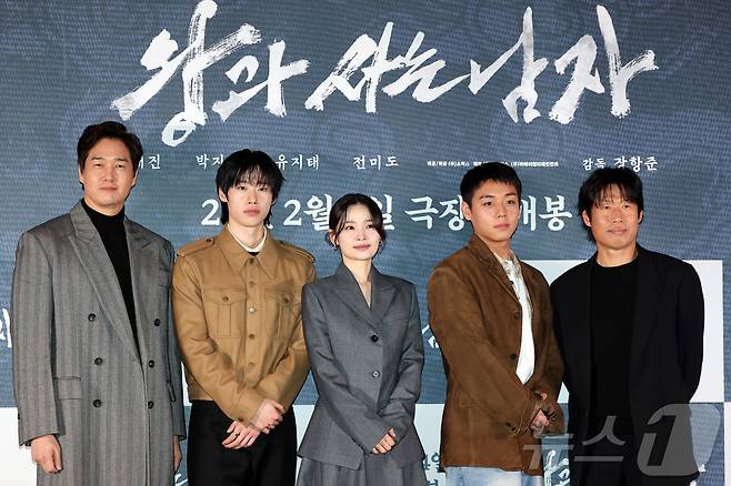 배우 유지태(왼쪽부터), 김민, 전미도, 박지훈, 유해진이 21일 오후 서울 강남구 코엑스 메가박스점에서 열린 영화 ‘왕과 사는 남자’ 기자간담회에서 포즈를 취하고 있다. '왕과 사는 남자'는 1457년 청령포, 마을의 부흥을 위해 유배지를 자처한 촌장과 왕위에서 쫓겨나 유배된 어린 선왕의 이야기로, 내달 4일 개봉한다. 2026.1.21/뉴스1 ⓒ News1 김진환 기자