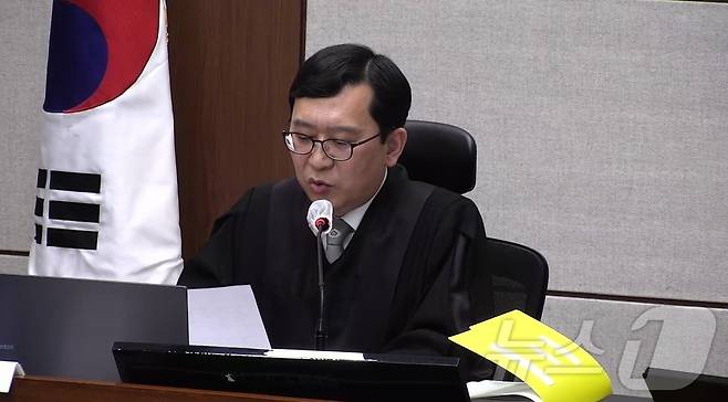 이진관 부장판사가 21일 서울 서초구 서울중앙지방법원에서 열린 한덕수 전 국무총리 내란 우두머리 방조, 내란 중요임무 종사 혐의 사건 1심 선고공판에서 선고문을 읽고 있다. (서울중앙지방법원 제공 영상 캡쳐. 재판매 및 DB 금지) 2026.1.21/뉴스1