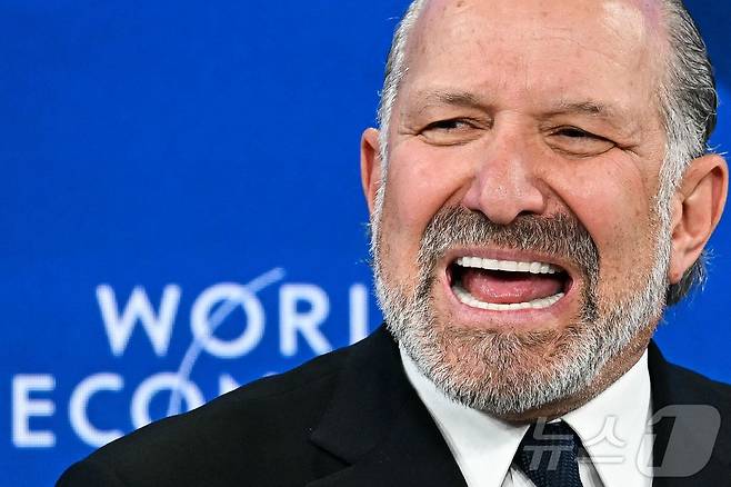 미국 상무장관 하워드 러트닉이 2026년 1월 20일 다보스에서 열린 세계경제포럼(WEF) 연차총회에서 연설하고 있다. ⓒ AFP=뉴스1