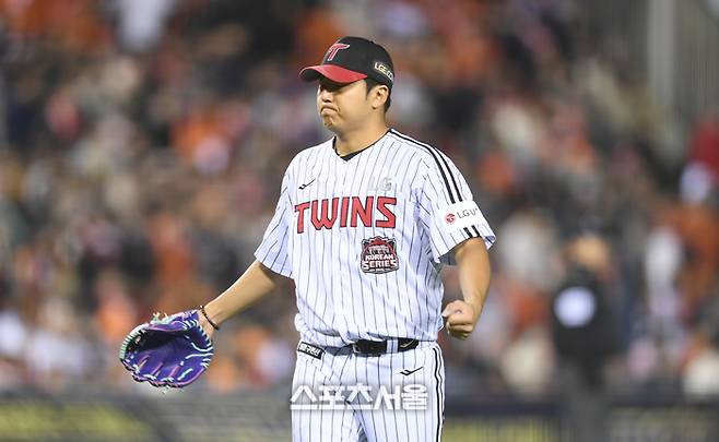 LG 투수 송승기가 27일 서울 잠실구장에서 열린 2025 KBO 포스트시즌 한국시리즈 2차전 한화와 경기 7회초 2사 상대 노시환을 중견수 플라이 아웃으로 처리한 후 환호하고 있다. 잠실 | 최승섭기자 thunder@sportsseoul.com