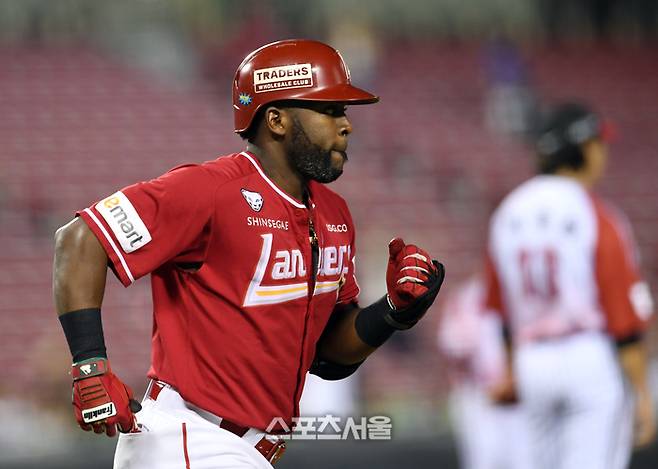 SSG 에레디아가 17일 서울 잠실구장에서 열린 2024 KBO리그 LG와 경기 7회초 무사 만루 상황에서 LG 투수 최동환을 상대로 만루 홈런을 치고 베이스를 돌고 있다.잠실 | 박진업 기자 upandup@sportsseoul.com