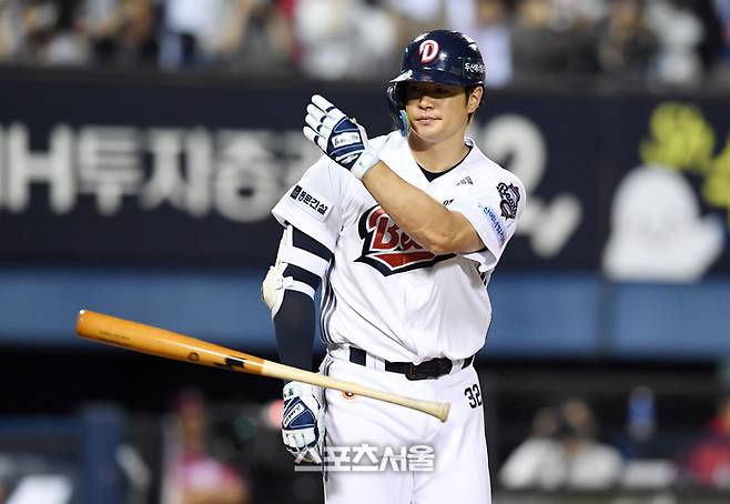 두산 김재환이 20일 서울 잠실구장에서 열린 2025 KBO리그 SSG전에서  9회말 2사 만루 상황에서 SSG 투수 조병현에 삼진 아웃을 당한 뒤 배트를 던지며 아쉬워하고 있다. 잠실 | 박진업 기자 upandup@sportsseoul.com