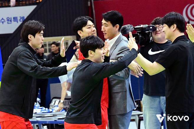 권영민(가운데 위쪽) 감독과 한국전력 선수단이 하이파이브하고 있다. 사진 | 한국배구연맹