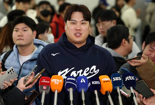 한국 야구대표팀 류현진이 9일 인천국제공항 1터미널에서 월드베이스볼클래식(WBC) 1차 캠프지인 사이판 출국에 앞서 취재진과 인터뷰를 하고 있다. 사진 | 연합뉴스