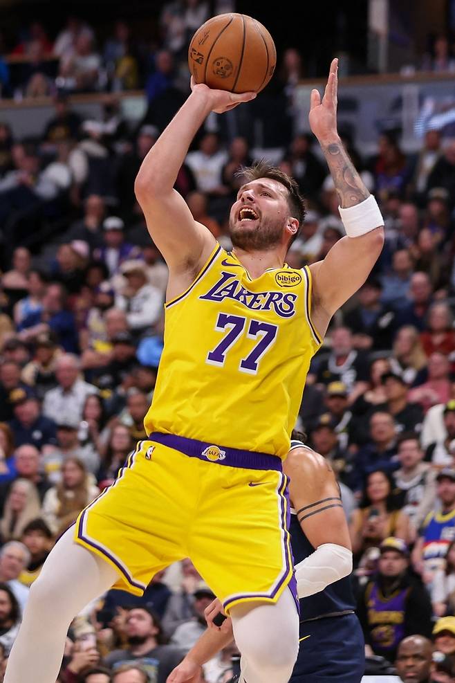 레이커스 돈치치가 21일(한국 시간) 미국 콜로라도주 덴버 볼아레나에서 열린 2025~2026 미국프로농구(NBA) 정규시즌 덴버전에서 슛을 시도하고 있다. 사진 | 덴버=AFP 연합뉴스