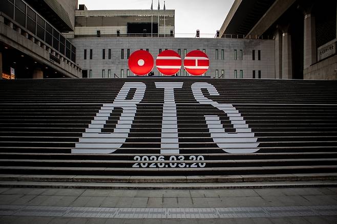 BTS가 완전체로 돌아오는 월드투어에 앞서 지역 숙박 업계의 바가지 논란이 일고 있다. 사진 | 빅히트뮤직