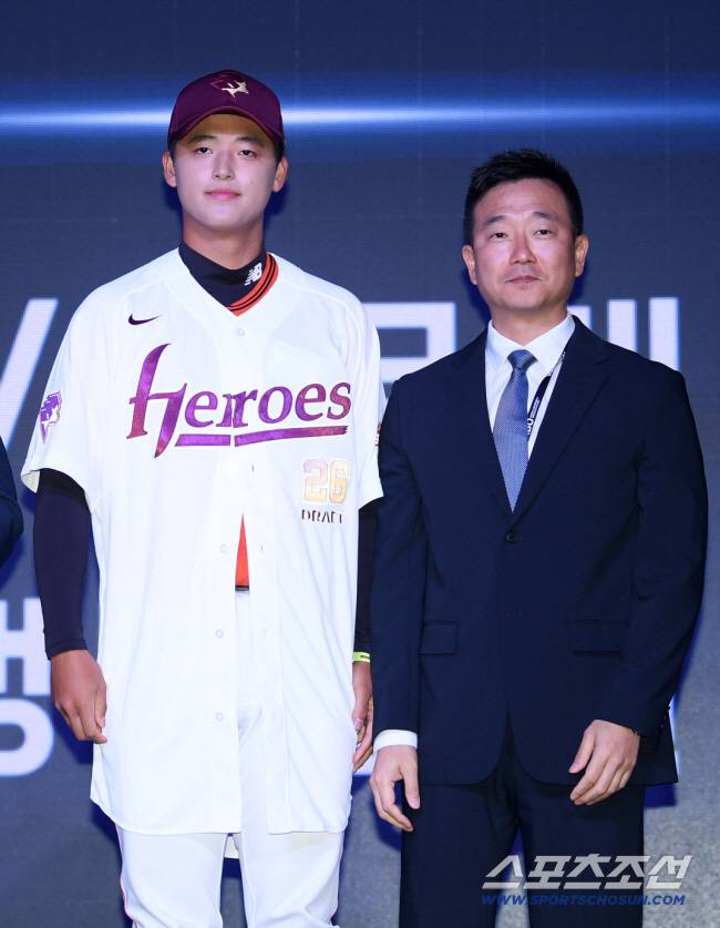 1순위 지명 직후 허승필 키움 단장과 함께 무대에 선 박준현. 스포츠조선DB