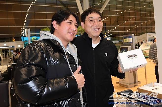 KT 위즈 선수단이 21일 인천국제공항을 통해 스프링캠프가 열리는 호주로 출국했다. 깜짝 손님 황재균이 김현수가 포즈를 취하고 있다. 인천공항=박재만 기자 pjm@sportschosun.com