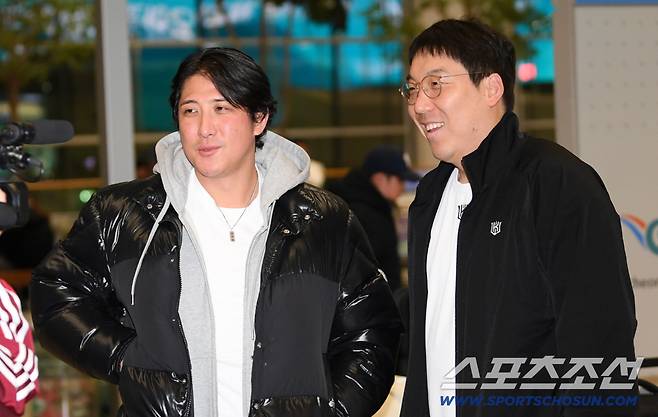 KT 위즈 선수단이 21일 인천국제공항을 통해 스프링캠프가 열리는 호주로 출국했다. 황재균이 깜짝 방문해 김현수와 인사를 나누고 있다. 인천공항=박재만 기자 pjm@sportschosun.com/2026.01.21/