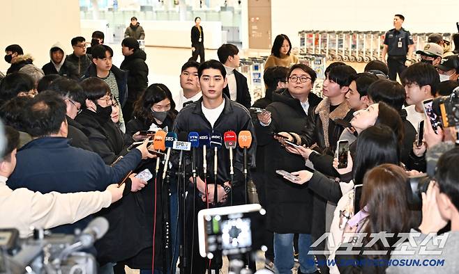 21일 오후 이정후가 인천공항 제2터미널을 통해 출국했다. 출국에 앞서 인터뷰에 응하고 있는 이정후. 인천공항=송정헌 기자songs@sportschosun.com/2026.01.21/