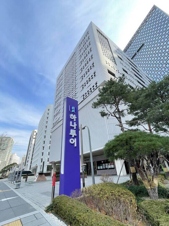 지난해 해외로 출국한 우리 국민이 3000만명에 근접하는 등 역대 최고치를 기록했지만, 국내 여행업계 1위 하나투어는 역성장을 나타냈다. 이에 하나투어는 실적 반등을 위한 묘수를 찾는 데 주력하고 있다. /하나투어
