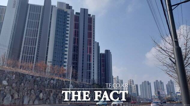 경북 포항시가 공급 과잉으로 아파트가 넘쳐 나고 있다. 이로 인한 자산 손실도 천문학적 규모로 추정된다. 지난해 10월 입주한 양덕동의 2994세대 현대 힐스테이트 대단지. /박진홍 기자