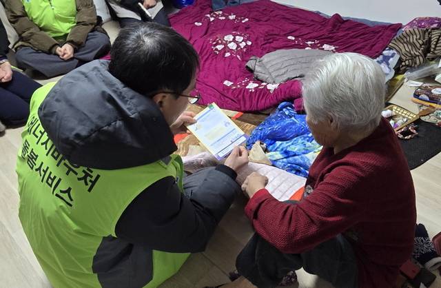 한국에너지공단은 인천 지역 쪽방촌을 방문해 ‘에너지바우처 돌봄서비스’를 제공하고, 겨울철 에너지 사용 취약세대의 현장 의견을 21일 청취했다. / 에너지공단