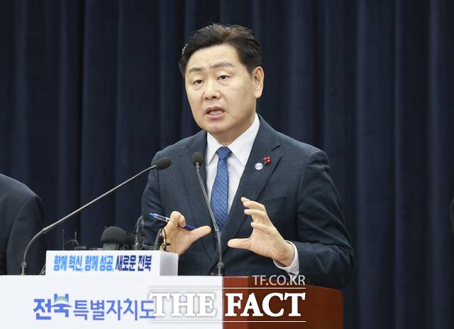 15일 전주시 효자동3가 전북도청 브리핑룸에서 김관영 전북도지사가 "완주·전주 통합, 반도체 확장, 군산조선소 재도약으로 전북이 지방주도 성장의 선두에 서겠다"며 기자회견을 갖고 있다. /전북도