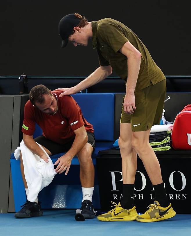 야닉 시너가 20일 2026 호주오픈 남자단식 1라운드 2세트 뒤 부상으로 기권한 위고 가스통을 위로해주고 있다. 사진 호주오픈