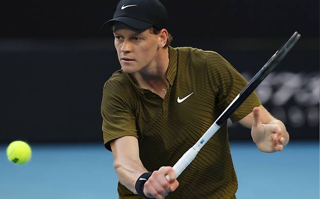 드롭샷을 시도하는 야닉 시너. 사진 호주오픈