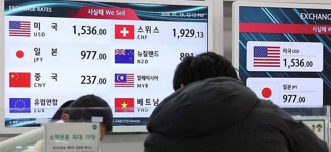 지난 19일 인천공항에 있는 은행 환전창구에서 내·외국인이 환전 등을 문의하고 있다. 연합뉴스