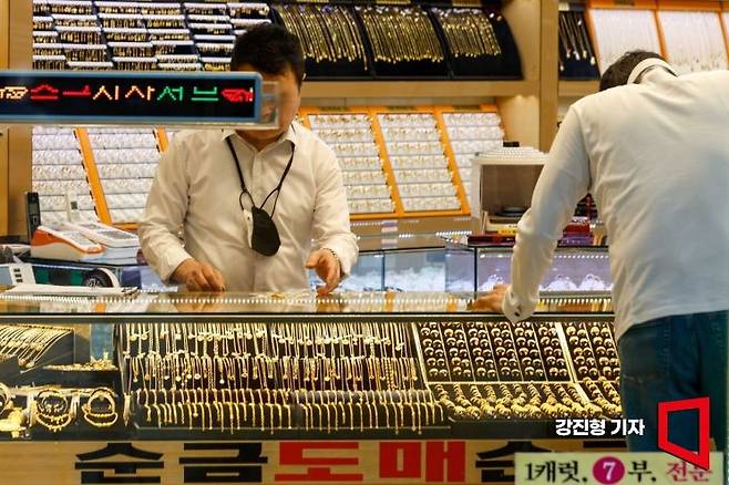 최근처럼 금값이 급등하는 시기에는 금을 팔려는 사람들이 몰리면서 매입가가 더 낮아질 수 있다. 강진형 기자