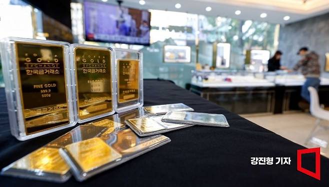 같은 24K 순금이라도 순도에 따라 거래 가격은 달라진다. 골드바는 대부분 순도 99.99%(포나인)인 반면, 돌 반지나 기념품은 99.9% 또는 99.5%인 경우가 많다. 순도가 낮은 금은 다시 정련하는 과정에서 비용이 발생하기 때문에 판매 시 가격이 낮아진다. 강진형 기자