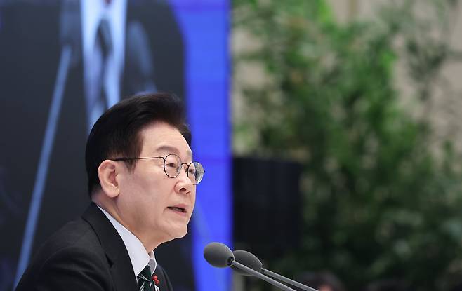 이재명 대통령이 21일 청와대 영빈관에서 열린 신년 기자회견에서 취재진 질문에 답변하고 있다./뉴스1