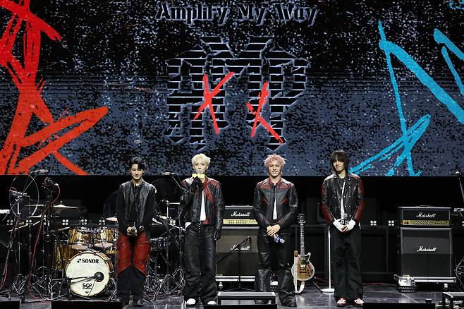 그룹 에이엠피(AxMxP)가 21일 서울 서대문구 예스24 원더로크홀에서 열린 첫 미니앨범 'Amplify My Way' 발매 기념 쇼케이스에서 포즈를 취하고 있다. /연합뉴스