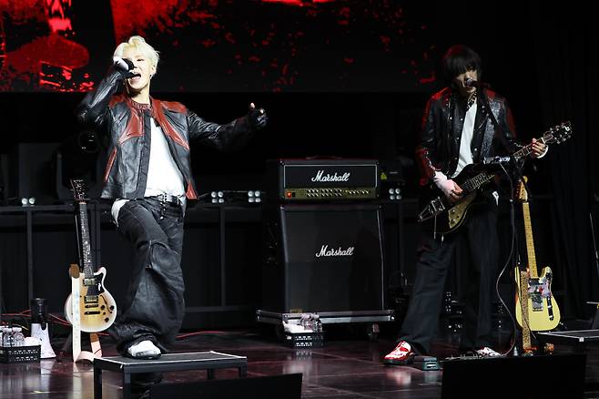 그룹 에이엠피(AxMxP)가 21일 서울 서대문구 예스24 원더로크홀에서 열린 첫 미니앨범 'Amplify My Way' 발매 기념 쇼케이스에서 신곡 무대를 선보이고 있다. /연합뉴스