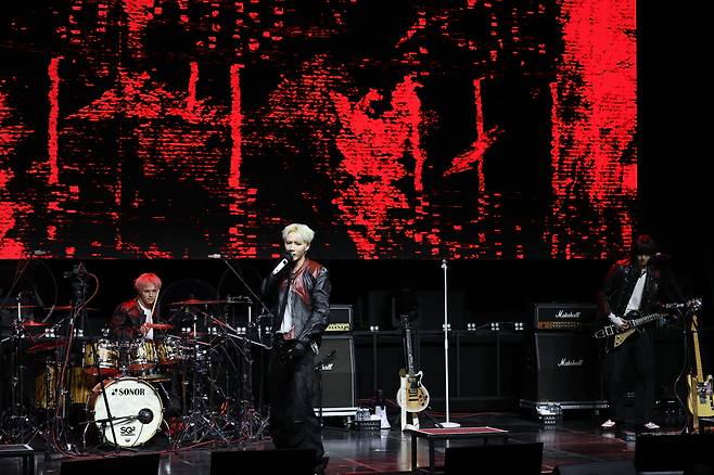 그룹 에이엠피(AxMxP)가 21일 서울 서대문구 예스24 원더로크홀에서 열린 첫 미니앨범 'Amplify My Way' 발매 기념 쇼케이스에서 신곡 무대를 선보이고 있다. /연합뉴스