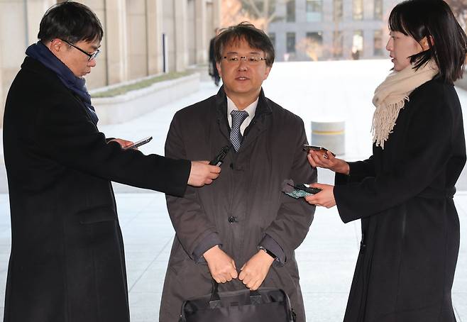 통일교와 신천지 등 특정 종교단체가 정치권에 영향을 끼쳤다는 내용의 '정교유착' 의혹을 수사하는 검찰·경찰 합동수사본부 김태훈 본부장이 지난 8일 서울 서초구 서울고검으로 출근하며 취재진의 질문에 답하고 있다./연합뉴스