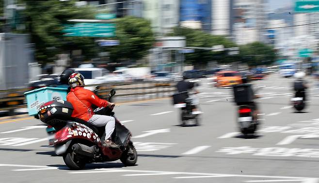 서울 시내의 한 거리에서 라이더들이 배달업무를 하고 있다. /뉴스1