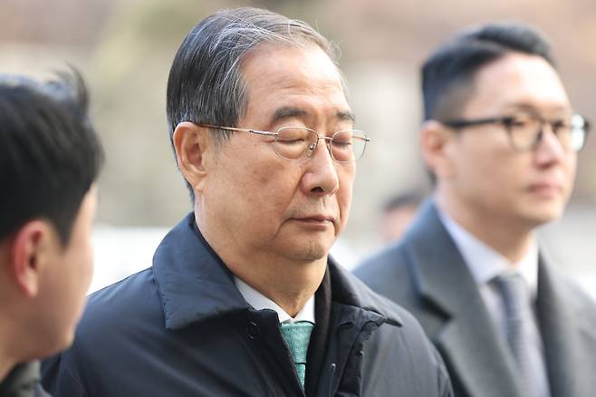 내란 우두머리 방조 혐의를 받는 한덕수 전 국무총리가 21일 서울중앙지법에서 열린 1심 선고 공판에 출석하고 있다. /연합뉴스