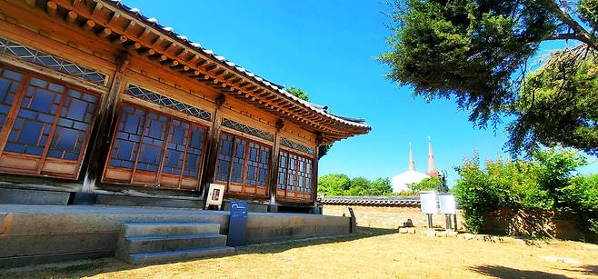 청와대의 시간이 다시 흐르기 시작한 이 계절, 충남 아산시 둔포면 신항리에는 청와대와 떼려야 뗄 수 없는 윤보선 전 대통령의 삶이 깃든 생가와 고택들이 있다. 아산시 둔포면 해위길 52번길 29에 소재한 윤보선 전 대통령 생가 모습. 조선시대 한옥에 유리와 붉은 벽돌을 사용한 근대기 가옥 형태다. &nbsp;아산시 제공