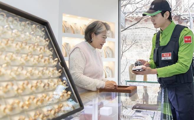 보안업체 에스원 직원이 금은방 주인에게 폐쇄회로(CC)TV 사용법을 설명해 주고 있다. 에스원 제공