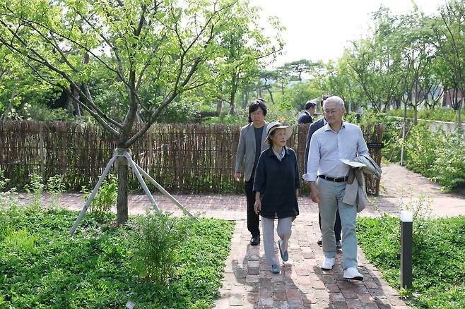 서경배 아모레퍼시픽그룹 회장(앞줄 오른쪽)이  정영선 조경가와 함께 경기 오산 아모레퍼시픽 원료식물원을 둘러보고 있다. 아모레퍼시픽 제공