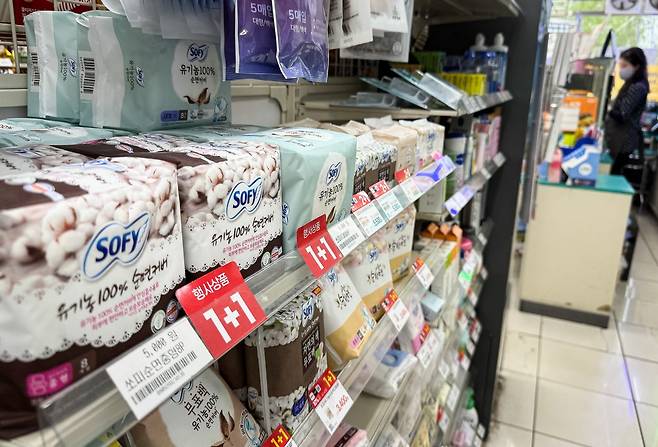 서울시내 한 편의점 매대에 생리대 제품이 진열돼 있다. 2024.4.17 뉴스1