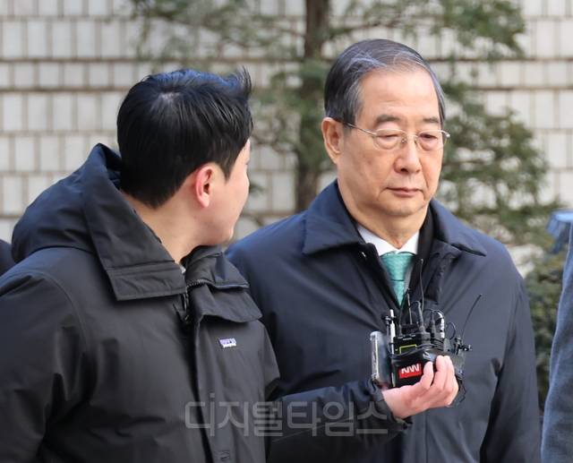 한덕수 전 국무총리가 21일 서울중앙지방법원에서 열린 내란 우두머리 방조, 내란 중요임무 종사 등 혐의 사건 1심 선고 공판에 출석하고 있다. 박동욱 기자 fufus@