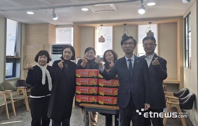 한국사회보장정보원 김현준 원장(오른쪽 두번째)이 강원도 강릉시 주문진에 위치한 1318해피존 파란바다지역아동센터를 방문해 현장 의견을 듣고, 간식을 전달했다.