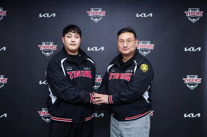 투수 조상우(왼쪽)가 21일 KIA 타이거즈와 계약을 진행한 후 기념촬영을 하고 있다. KIA 제공