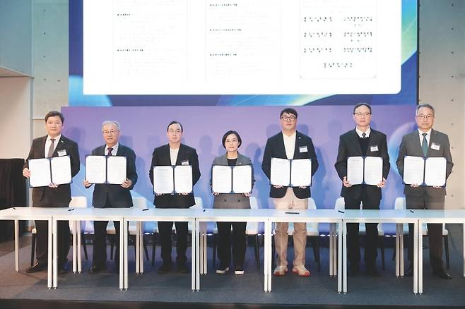 한성숙 중소벤처기업부 장관이 2025년 12월 1일 경기 성남 경기 스타트업 원스톱 지원센터에 열린 '전국 스타트업 원스톱 지원센터 출범식'에서 민·관 협력 파트너십 업무협약(MOU)을 체결한 후 기념 촬영을 하고 있다. 사진 중소벤처기업부