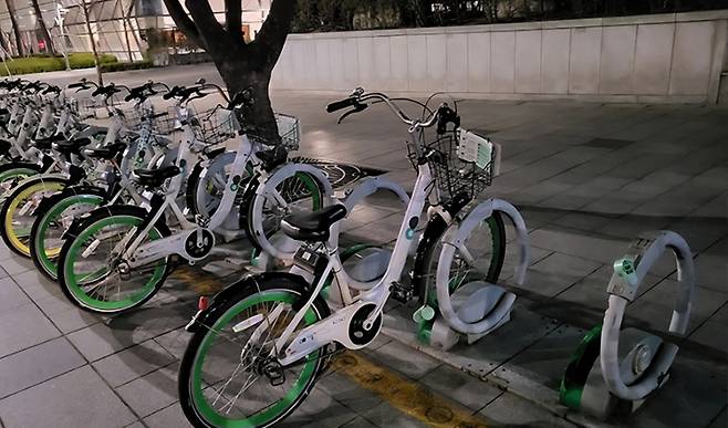 공유자전거는 우리 일상생활 어디서든 마주칠 수 있는 기구 중 하나다. 건강을 챙길 수 있을 뿐 아니라 환경까지 지킬 수 있어, 나 역시 애용하고 있다.