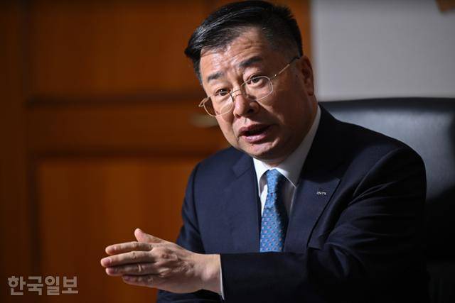 강경성 대한무역투자진흥공사(KOTRA) 사장이 19일 서울 서초구 코트라 본사에서 우리 산업이 가진 수출 경쟁력에 대해 설명하고 있다. 박시몬 기자