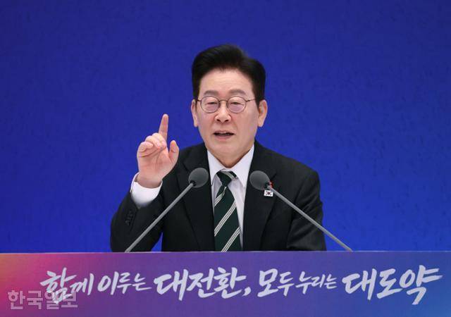 이재명 대통령이 21일 청와대 영빈관에서 2026 신년 기자회견 '함께 이루는 대전환, 모두 누리는 대도약'을 진행하며 언론의 질문에 답하고 있다. 왕태석 선임기자