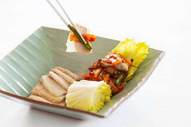 굴은 잘 조리해 먹지 않으면 식중독, 장염 등을 유발하기 쉬운데 반복되면 장기적인 질환으로 이어질 수 있어 주의해야 한다./사진=클립아트코리아